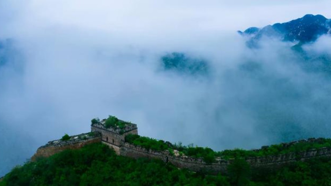 雨后长城云蒸雾绕宛若仙境